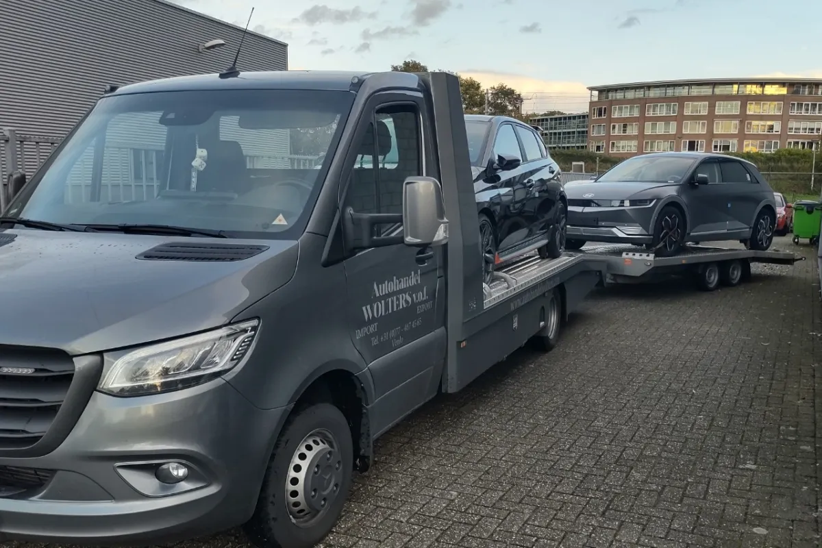 Transportwagen van Autohandel Wolters met auto’s op de oplegger